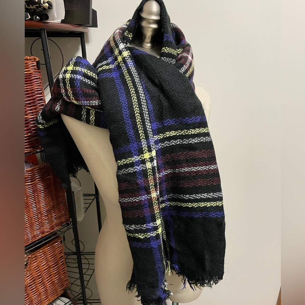 Blanket scarf nwot in bag black plaid multicolor